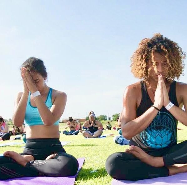 Imagen de personas haciendo yoga